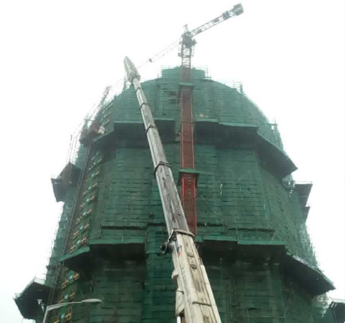 安庆吊车在工地上作业